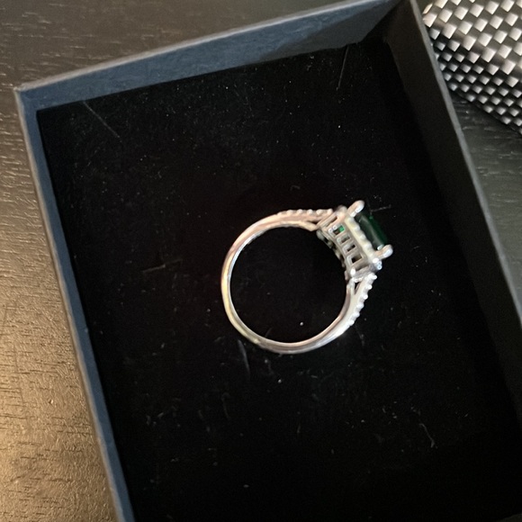 Size 7 925 silver and emerald ring with crystals - Picture 7 of 10